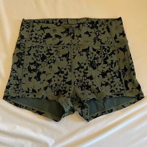 lululemon In Movement Everlux 2.5”  Black & Green Camo Floral Shorts - sz 10